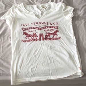 Levi’s Women’s V neck Tee